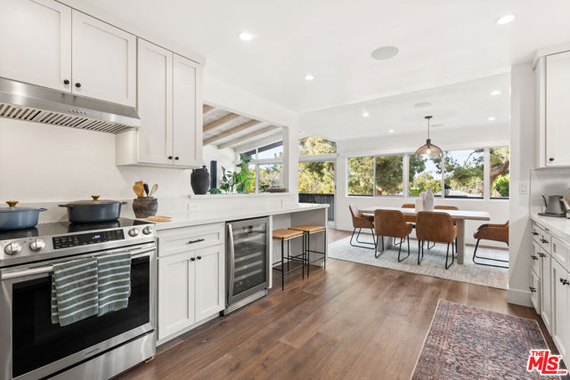 8247 Billowvista Drive, Playa del Rey CA: https://media.crmls.org/mediaz/8d03644f-7939-4fa2-8dea-212b904d257a.jpg