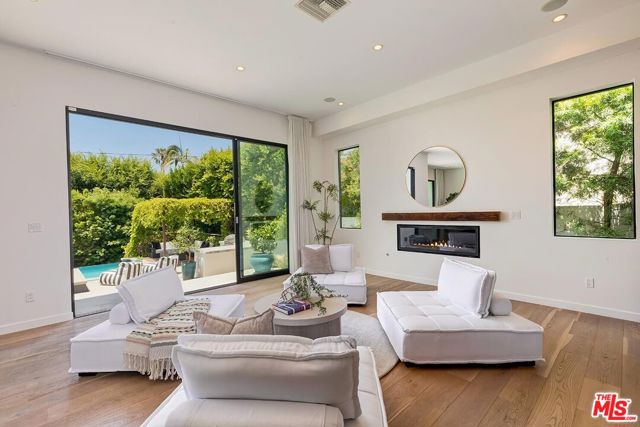 3571 Colonial Avenue, Los Angeles CA: https://media.crmls.org/mediaz/8d05daf4-fa45-49d5-872c-3b1c333b386f.jpg
