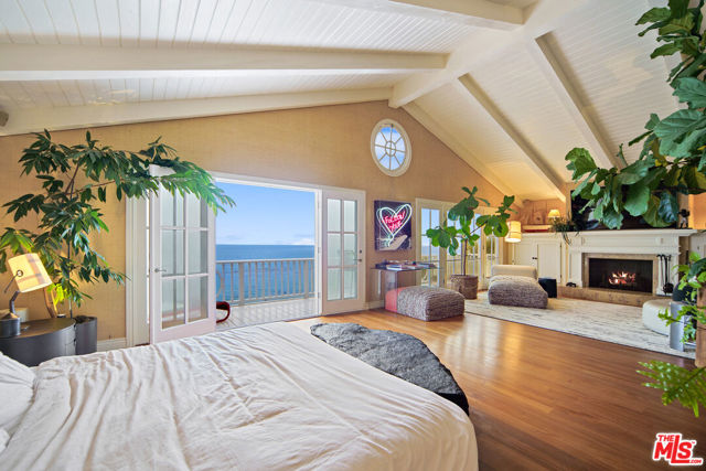 31740 Broad Beach Road, Malibu CA: https://media.crmls.org/mediaz/8d060c64-d53e-4bd8-8ca2-a5509d3afc43.jpg
