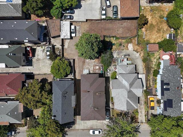 1013 Chestnut St, Oakland CA: https://media.crmls.org/mediaz/8d063e49-9212-41af-ab05-29e834c41cfd.jpg