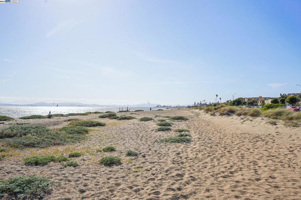 https://media.crmls.org/mediaz/8d084a6e-b1b1-42f8-a359-aa738b9cc426.jpg?preset=X-Large