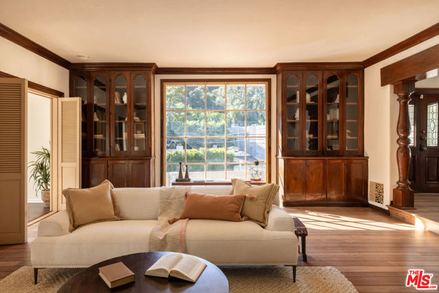2136 Benedict Canyon Drive, Beverly Hills CA: https://media.crmls.org/mediaz/8d08a883-db7c-49d4-b47a-ff959ef35031.jpg