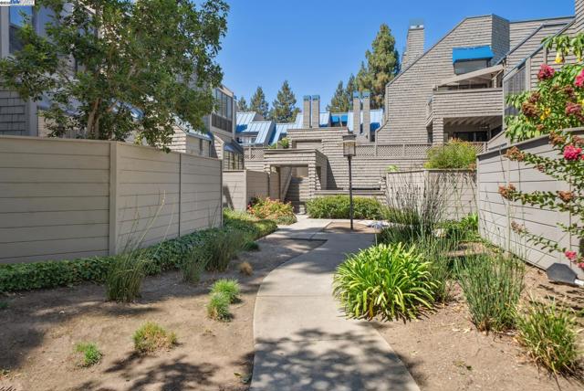 1089 Foxchase Dr, San Jose CA: https://media.crmls.org/mediaz/8d09001d-466c-49c4-9422-70e7e41f4a38.jpg