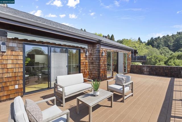 25 Watchwood Ct, Orinda CA: https://media.crmls.org/mediaz/8d09ea0e-9532-4083-81f2-d53adc232cfb.jpg