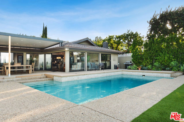 3235 Steven Drive, Encino CA: https://media.crmls.org/mediaz/8d0a1246-e59f-45b3-9af2-c5bcee516b0e.jpg