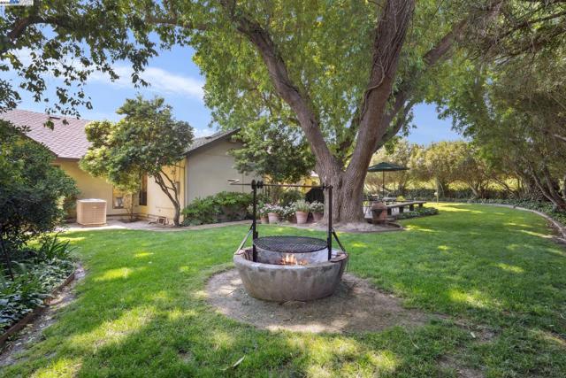 419 Burkhard Rd, Patterson CA: https://media.crmls.org/mediaz/8d0a90d2-aa4b-49f8-9e87-5b3821b57d1a.jpg