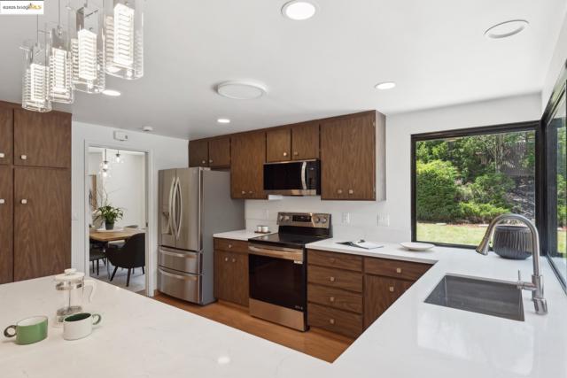 13185 Clairepointe Way, Oakland CA: https://media.crmls.org/mediaz/8d0b1125-33f7-460e-b370-cf95f376f49f.jpg