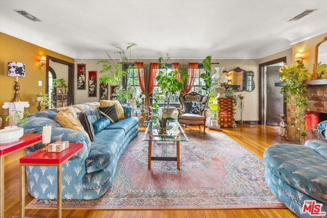 1266 N Flores Street, West Hollywood CA: https://media.crmls.org/mediaz/8d0b47e6-e074-4970-b587-9891303dc4cc.jpg