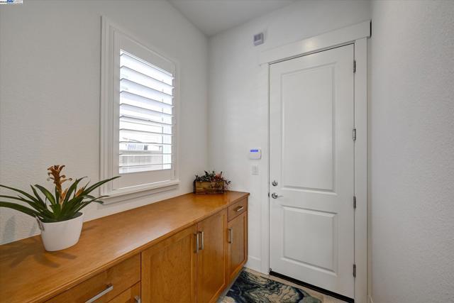 4072 Whitney Vista Ln, Rocklin CA: https://media.crmls.org/mediaz/8d0b4cb0-f3e2-468f-bea1-df65f8897a4a.jpg