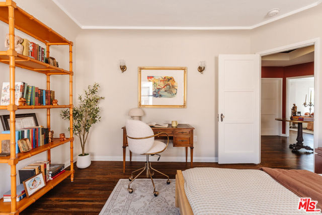 3975 Sutro Avenue, Los Angeles CA: https://media.crmls.org/mediaz/8d0b8aa5-0c16-425d-966d-79d521eda567.jpg