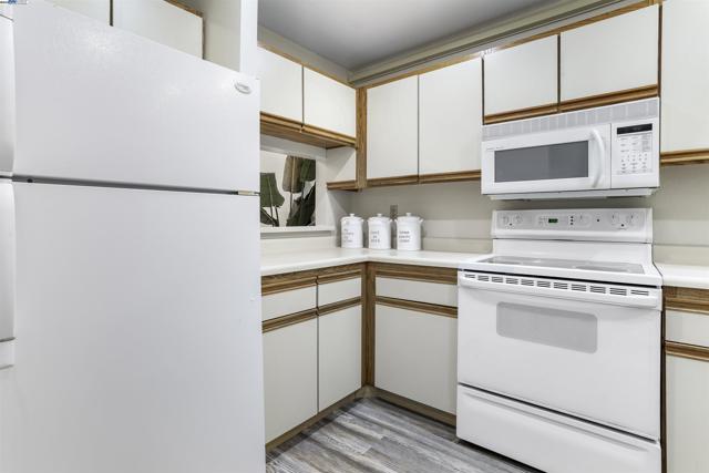 320 Peninsula Ave, San Mateo CA: https://media.crmls.org/mediaz/8d0c43cd-e872-4716-a575-5bf1e9cb535a.jpg