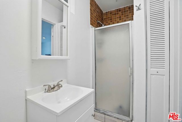 2108 Hauser Boulevard, Los Angeles CA: https://media.crmls.org/mediaz/8d0c740e-883b-4d44-80f7-e86a77db9560.jpg