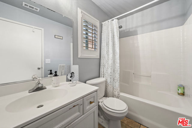 3252 Park Lane, Hawthorne CA: https://media.crmls.org/mediaz/8d0ca2bf-b0b6-4201-92b3-aacf84dc377e.jpg