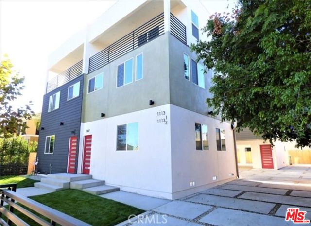 1113 Carmona Avenue, Los Angeles CA: https://media.crmls.org/mediaz/8d0cf39a-7b84-42e2-889d-c9341af3e893.jpg
