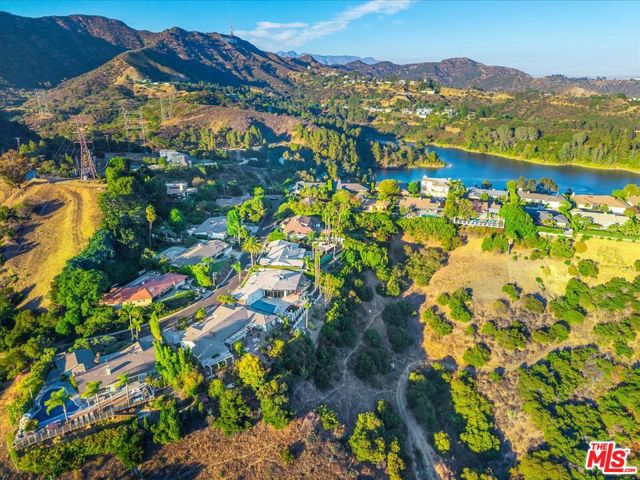 6530 Lakeridge Road, Los Angeles CA: https://media.crmls.org/mediaz/8d0e6a7a-3005-4c27-8d26-339bdf884a85.jpg