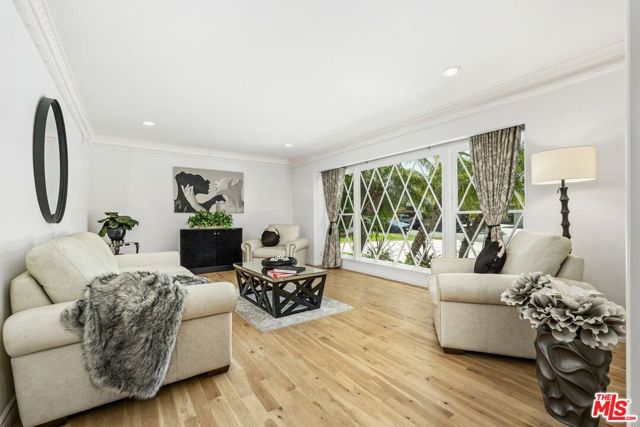 5905 S Chariton Avenue, Los Angeles CA: https://media.crmls.org/mediaz/8d0f133f-eed3-4626-9ddd-d0ad1d4bf152.jpg