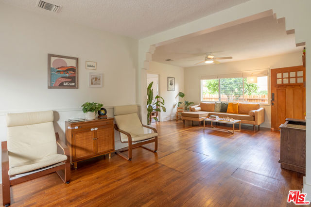 732 N Toledo Walk, Long Beach CA: https://media.crmls.org/mediaz/8d0f861a-1529-43d5-9542-91bc53e993cb.jpg