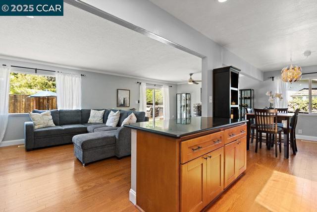 5494 Haussner Dr, Concord CA: https://media.crmls.org/mediaz/8d0ff360-eae6-4ec9-a3c8-ca4a0e63dce3.jpg
