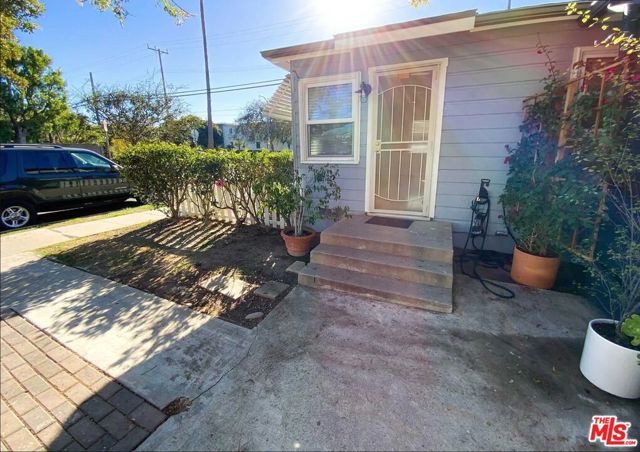 1205 Appleton Way, Venice CA: https://media.crmls.org/mediaz/8d1036c5-53da-4464-a31c-3036889b1bac.jpg