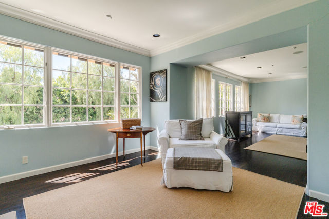 5425 Encino Avenue, Encino CA: https://media.crmls.org/mediaz/8d118b48-c08a-4d04-a68c-607f82051d69.jpg
