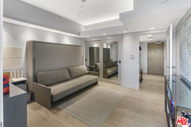 13700 Marina Pointe Drive, Marina del Rey CA: https://media.crmls.org/mediaz/8d13331a-7f59-4b9f-8b21-50010d2d2bc4.jpg