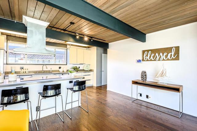 275 Puffin Court, Foster City CA: https://media.crmls.org/mediaz/8d13b2e9-915c-47ac-b1cb-76a9edf36dea.jpg