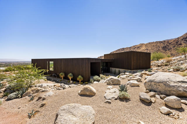 2085 Desert Flower Court, Palm Springs CA: https://media.crmls.org/mediaz/8d13bcd7-d0da-41b1-a1a6-ed10c5c41393.jpg