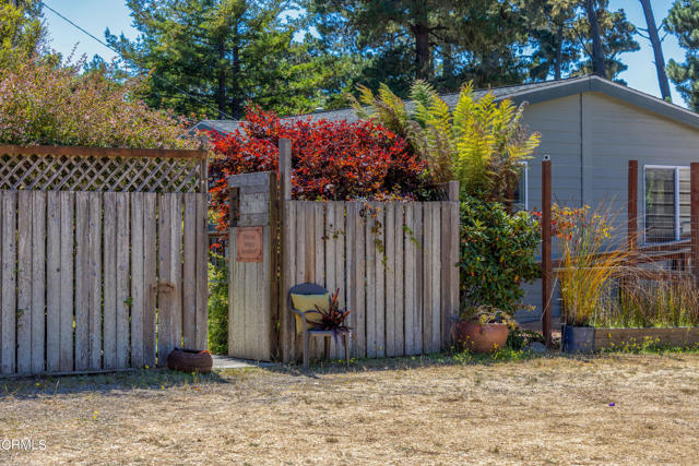 18700 Hare Creek Terrace, Fort Bragg CA: https://media.crmls.org/mediaz/8d160d30-a9be-4f20-a092-c805f6f38469.jpg