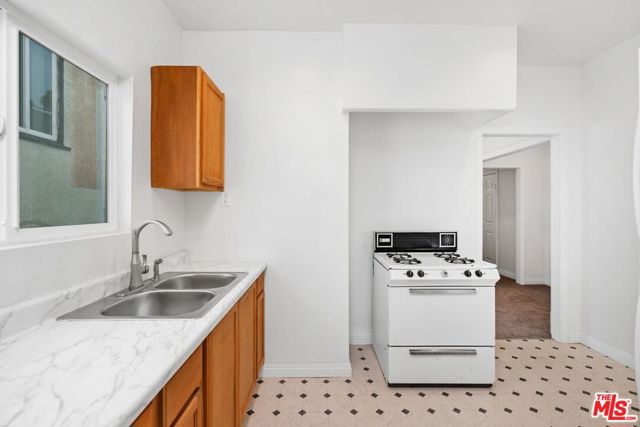 827 Lucile Avenue, Los Angeles CA: https://media.crmls.org/mediaz/8d16a697-acf7-4d2f-b792-a2409e6f6f54.jpg