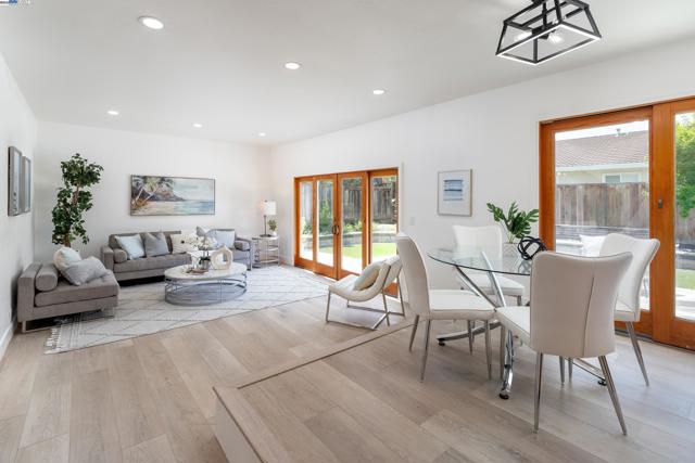 4406 Sugarland Ct, Concord CA: https://media.crmls.org/mediaz/8d172924-7419-47b5-bfa4-5e558f0a0088.jpg