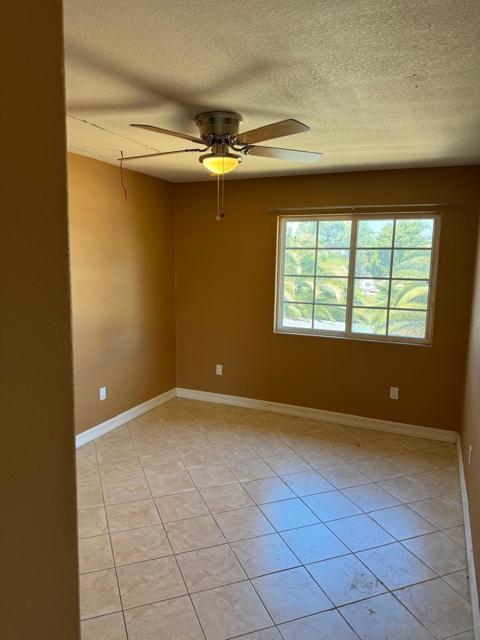 796 98 W Washington Ave, El Cajon CA: https://media.crmls.org/mediaz/8d17722d-27a1-40f7-b204-746302dacfc3.jpg