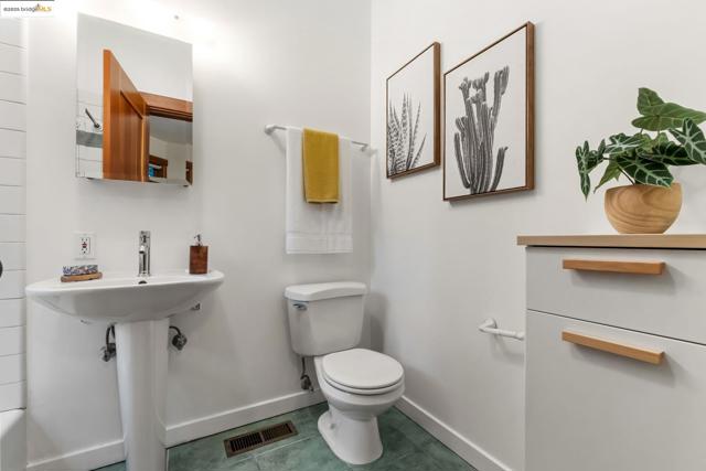 105 Vicente, Berkeley CA: https://media.crmls.org/mediaz/8d18af85-a2fd-453f-8f87-f47939deb89e.jpg