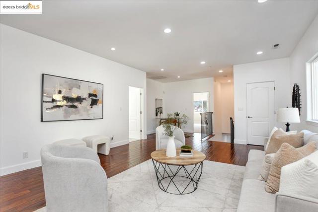 1738 18th Ave, Oakland CA: https://media.crmls.org/mediaz/8d18fc37-f681-42b8-b5e1-f8a54684c2ac.jpg