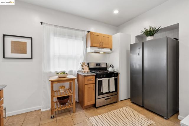 747 St, Oakland CA: https://media.crmls.org/mediaz/8d1a7ca5-d71c-4e62-a5f5-b9afec8ccc80.jpg