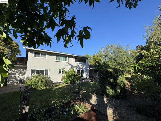 8 Juniper Way, Moraga CA: https://media.crmls.org/mediaz/8d1b2fb3-1dca-488c-93f2-095d3c32d639.jpg