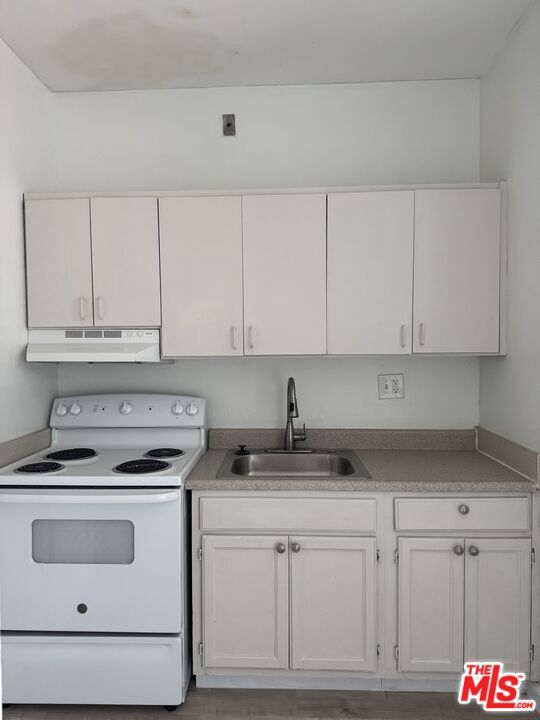920 S Hobart Boulevard, Los Angeles CA: https://media.crmls.org/mediaz/8d1be773-f12c-44db-9389-33c229190a6b.jpg