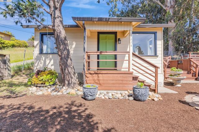 19975 JOHN DR, Castro Valley CA: https://media.crmls.org/mediaz/8d1c7b49-7840-426d-8c72-44689302d3fe.jpg