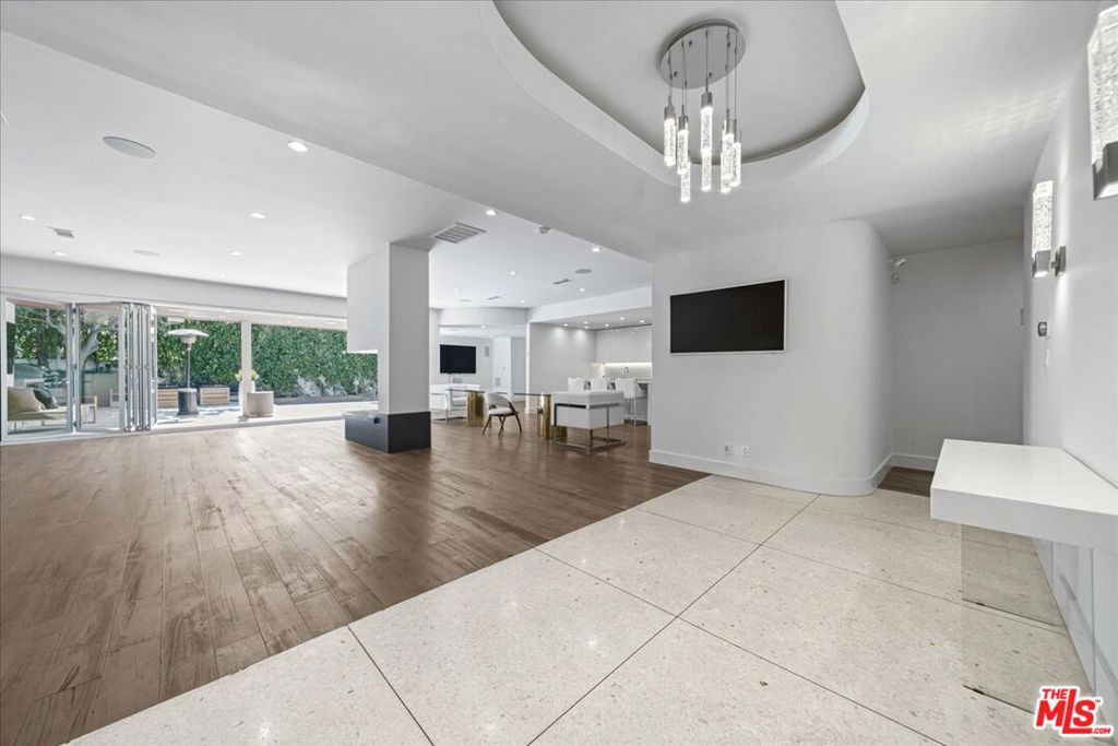 1455 S Castello Avenue — Contemporary