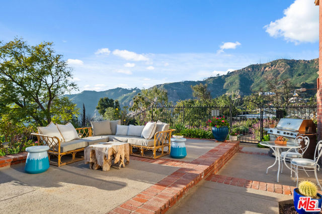 23255 W Paloma Blanca Drive, Malibu CA: https://media.crmls.org/mediaz/8d1e348b-b949-4de4-9c12-45023f33c3cc.jpg