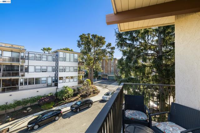 5405 Carlton St, Oakland CA: https://media.crmls.org/mediaz/8d1e3692-9764-40fc-9530-581b055e982c.jpg