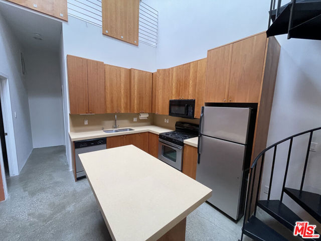 555 Rose Avenue, Venice CA: https://media.crmls.org/mediaz/8d203ee7-1243-473a-9e3e-82ed8f38e815.jpg
