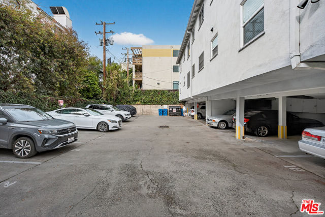 1429 Havenhurst Drive, West Hollywood CA: https://media.crmls.org/mediaz/8d205079-6ceb-497b-9f51-aa9de583547e.jpg