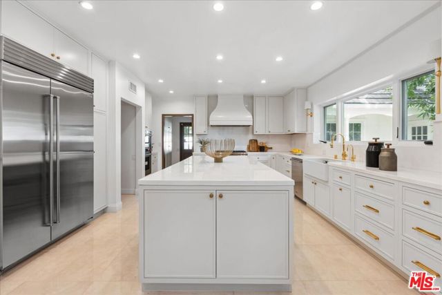 814 Foothill Road, Beverly Hills CA: https://media.crmls.org/mediaz/8d21d838-87e6-4edc-a542-a2920b2862d4.jpg