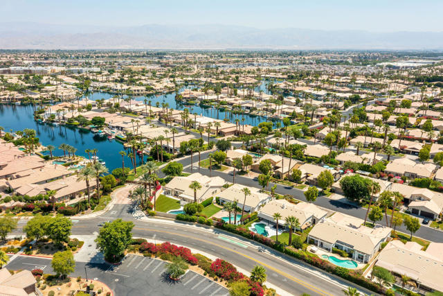 47845 Via Firenze, La Quinta CA: https://media.crmls.org/mediaz/8d220a45-0c51-49f8-88c4-a9e460a3536a.jpg