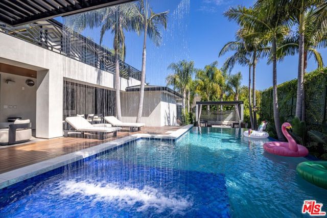 2717 Motor Avenue, Los Angeles CA: https://media.crmls.org/mediaz/8d224451-c6eb-4246-9328-4719cb306b75.jpg
