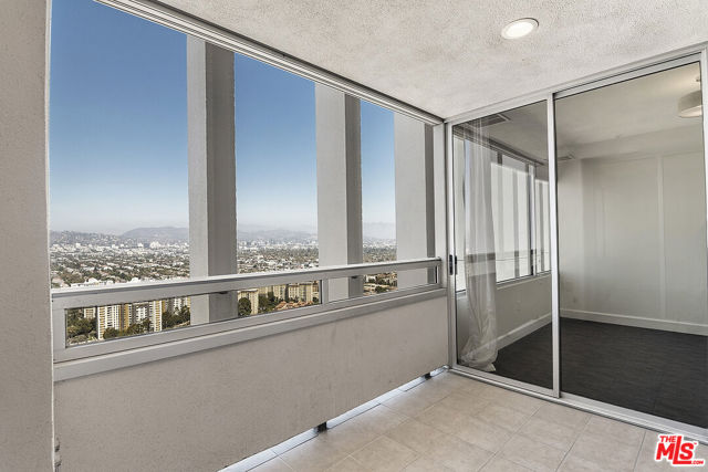 5670 Wilshire Boulevard, Los Angeles CA: https://media.crmls.org/mediaz/8d23020c-8b0b-4294-8083-d0b82af2b205.jpg
