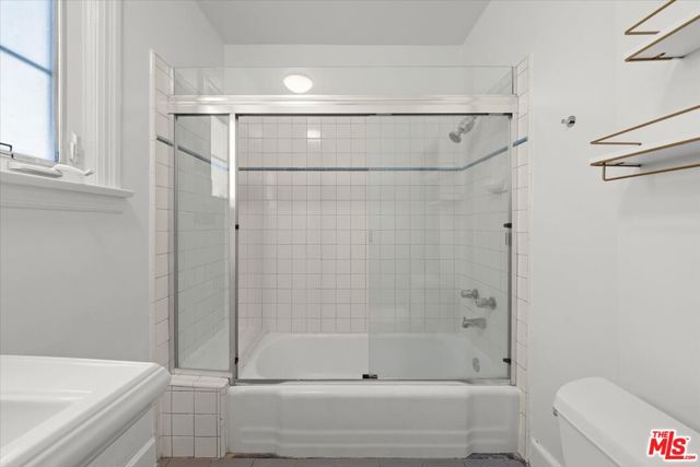 6233 W 6th Street, Los Angeles CA: https://media.crmls.org/mediaz/8d23e9b4-a3ae-48d5-9e11-08364982c7b3.jpg