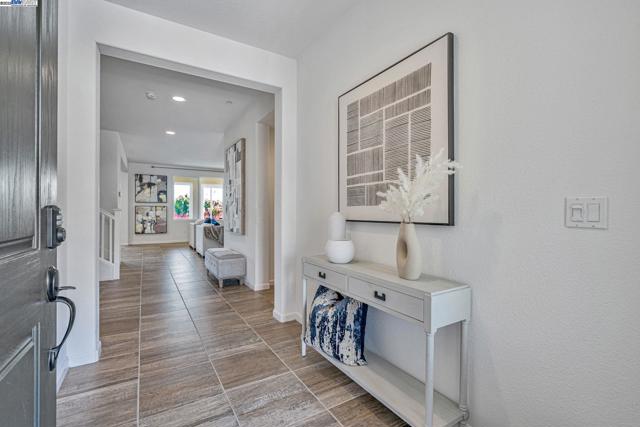 4005 Sarasta Bay Dr, Pittsburg CA: https://media.crmls.org/mediaz/8d263b0e-6acc-4e5a-886e-1320df6cc9a5.jpg