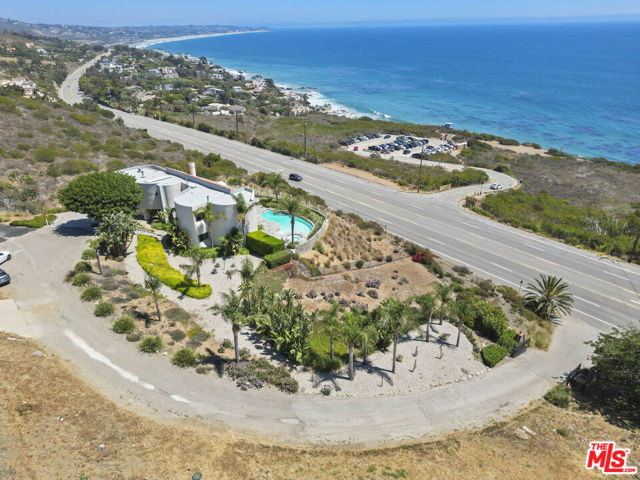 32215 Pacific Coast Highway, Malibu CA: https://media.crmls.org/mediaz/8d26f334-4d9a-4a87-9266-0936f094206a.jpg