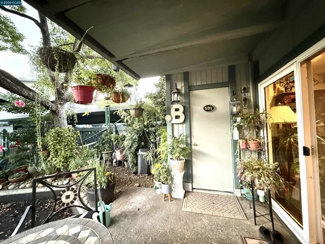 1036 Oak Grove Rd, Concord CA: https://media.crmls.org/mediaz/8d26f585-e1a4-42ee-a43a-a0418431bf0b.jpg